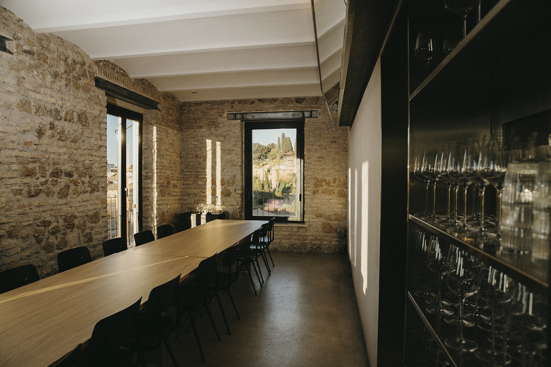 Dining room with a communal table at Retrobottega