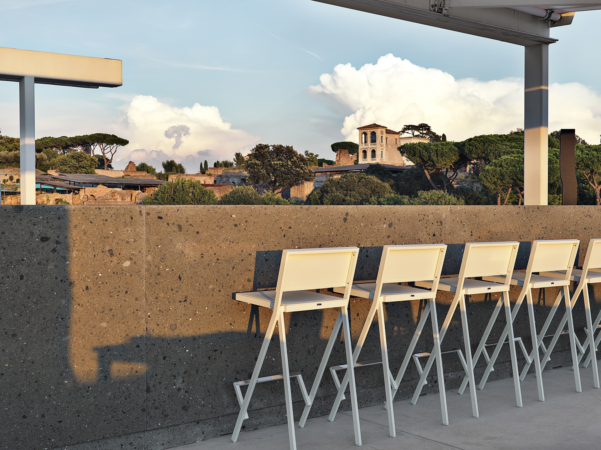 Terrace overlooking ancient Rome at Retrobottega