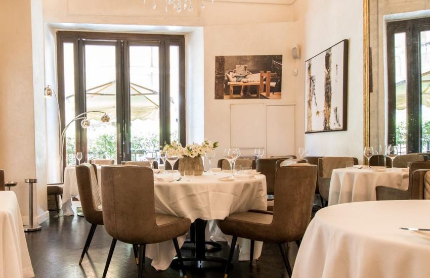 Dining room with chandelier and contemporary art at Il Sanlorenzo