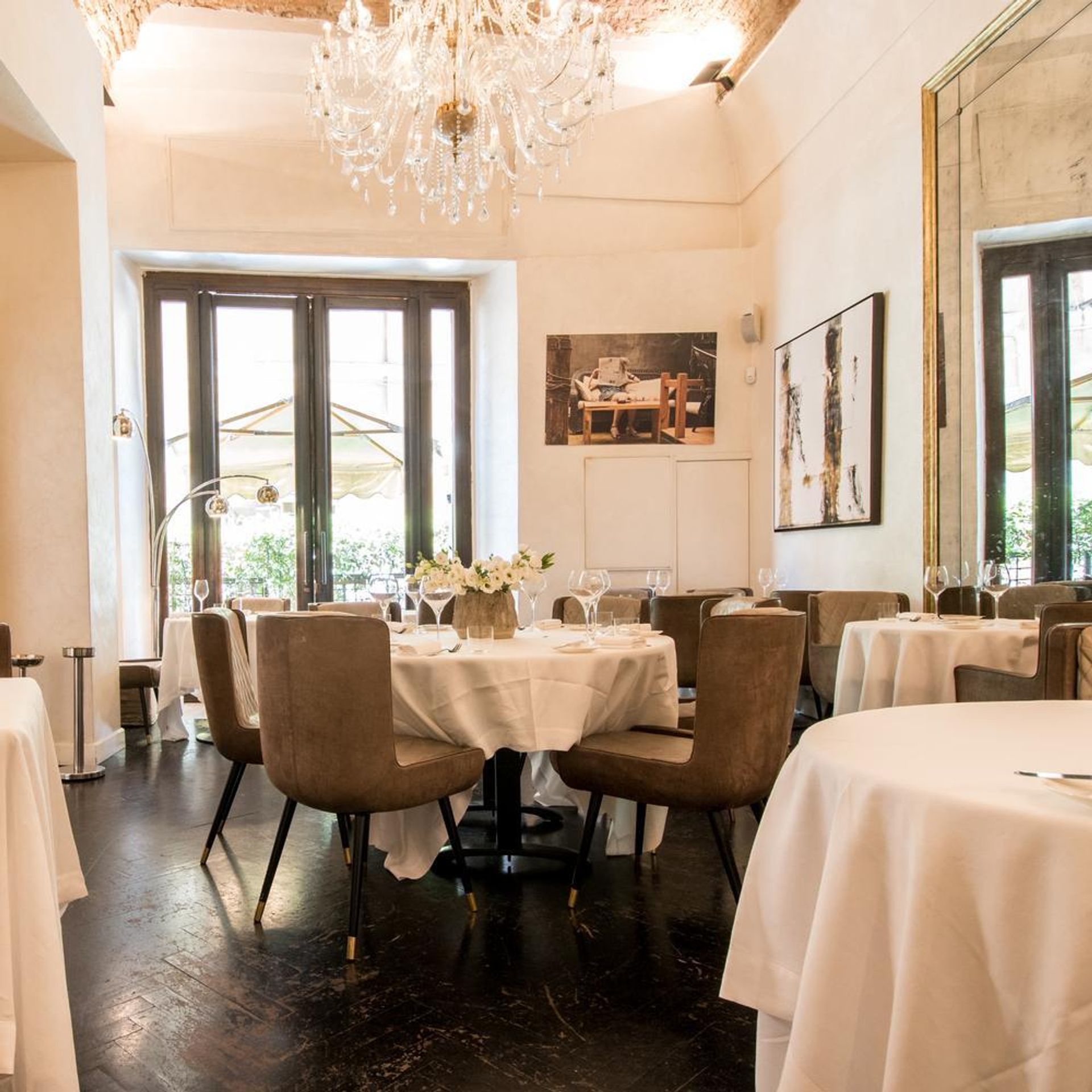 Dining room with chandelier and contemporary art at Il Sanlorenzo