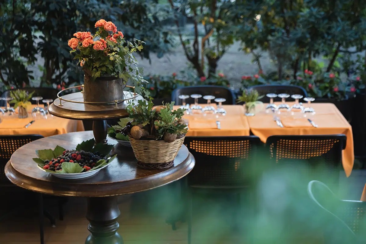 Garden tables with flowers and greenery at Taverna dello Spuntino