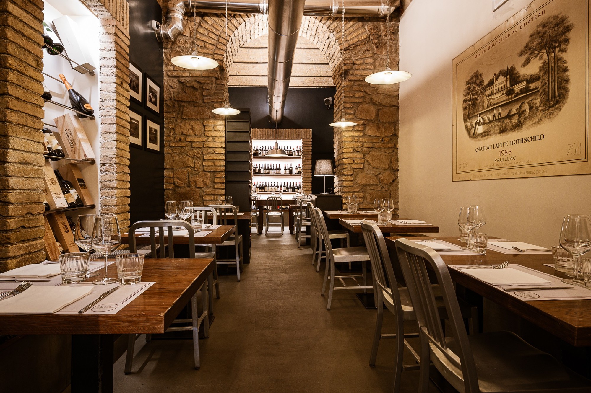 Dining room with exposed brickwork at Del Frate
