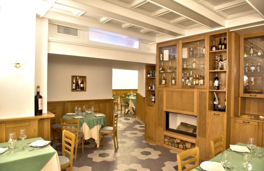 Dining room with wooden cabinets and fireplace at Hostaria da Pietro