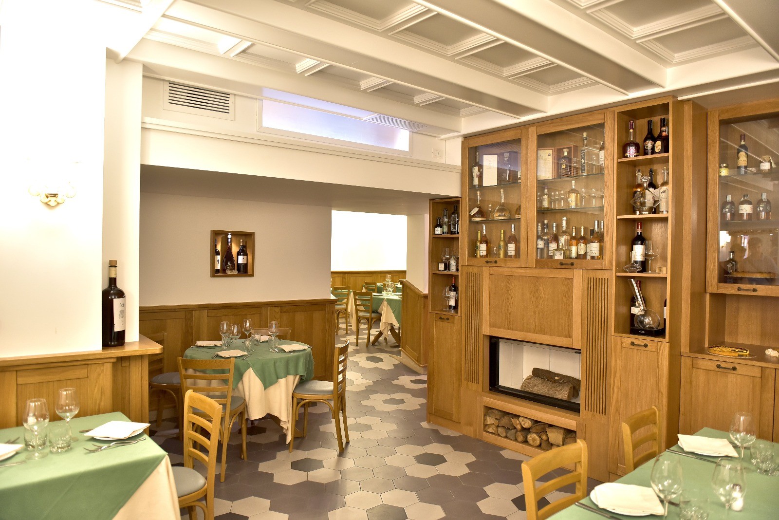 Dining room with wooden cabinets and fireplace at Hostaria da Pietro