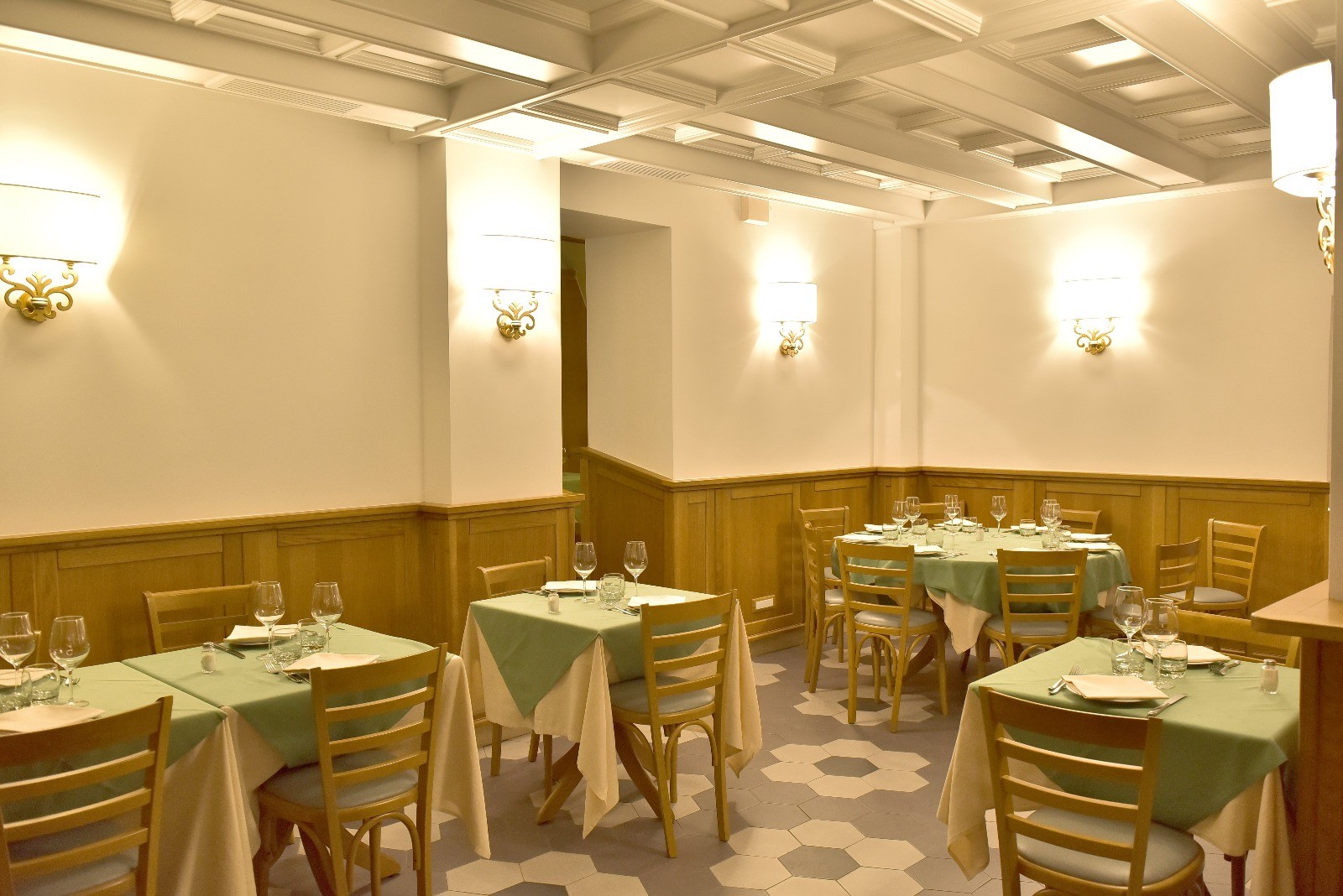 Dining room with green tablecloths at Hostaria da Pietro