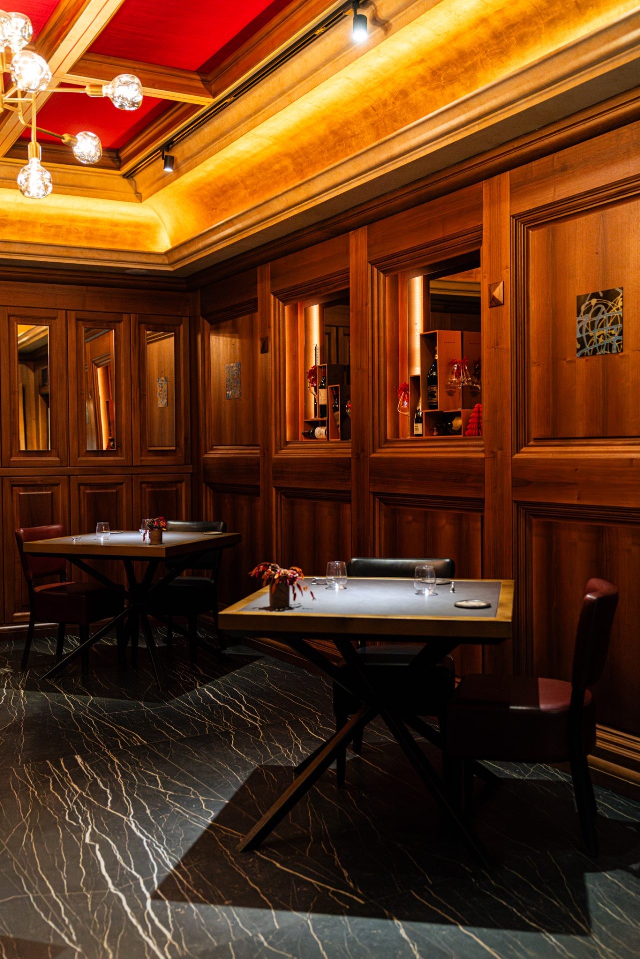 Wood-panelled dining room at Achilli al Parlamento