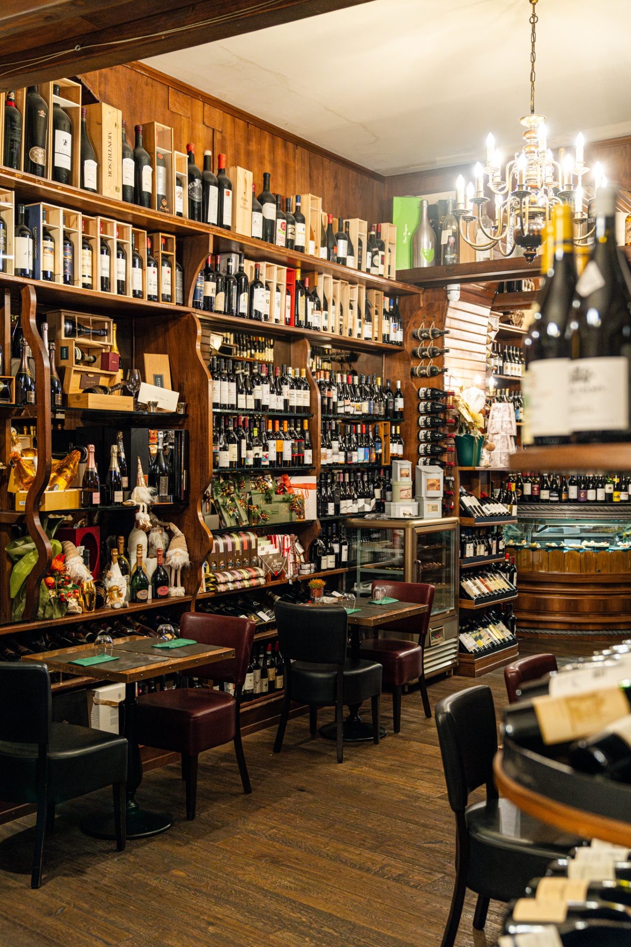 Enoteca and dining tables at Achilli al Parlamento