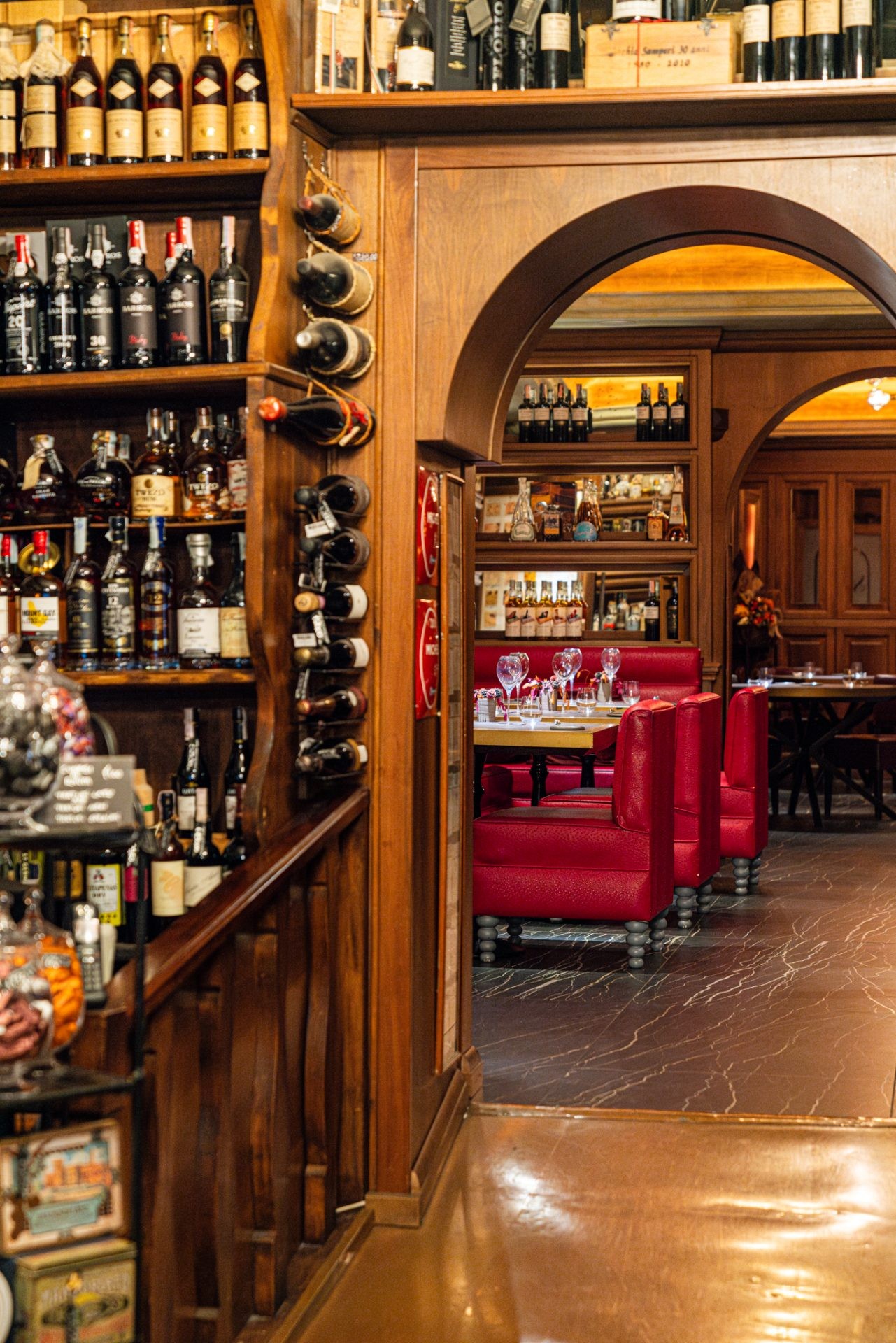 Passage between the wine shop and dining room at Achilli al Parlamento