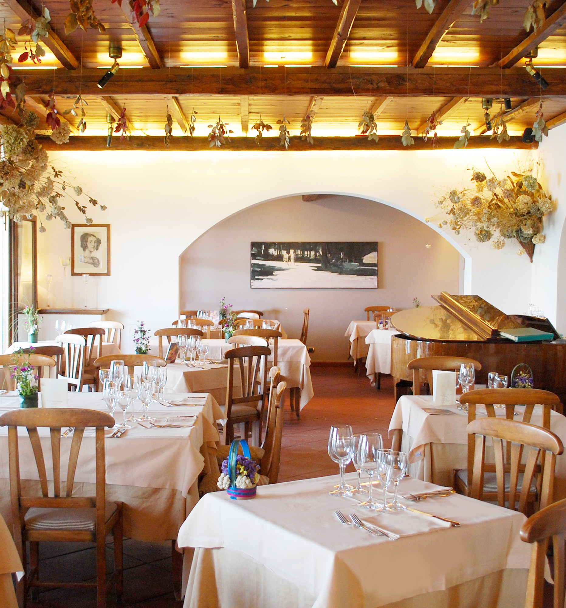 Dining room with a piano at Pagnanelli